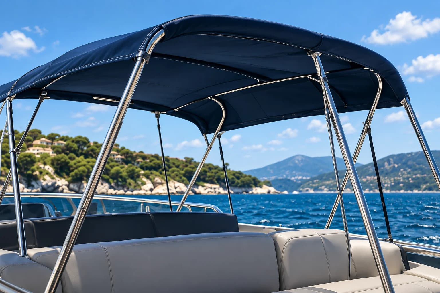 Bimini sur mesure en toile marine, sellerie nautique dans le Var